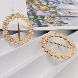 Eleganter goldener T-Shirt-Knotenverschluss und Seidenschal-Clip mit Gänseblümchen