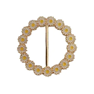 Eleganter goldener Gänseblümchen T-Shirt Saumknoten und vielseitige Seidentuchschnalle