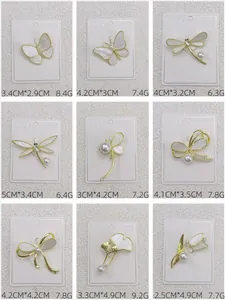 Elegante Kollektion von Muschelbroschen in Schmetterlings- und Blumendesigns mit Maßen