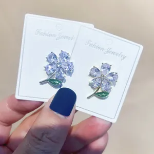 Detailansicht der eleganten Kupferbrosche mit lila Zirkonia-Blüten und grünem Blatt
