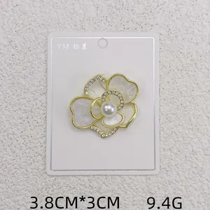 Detailansicht der eleganten Muschel-Blumenbrosche mit Größe 3,8x3cm und 9,4g Gewicht