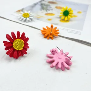 Detailaufnahme von bunten Gänseblümchen-Broschen mit Vorder- und Rückseitenansicht der Anstecknadel
