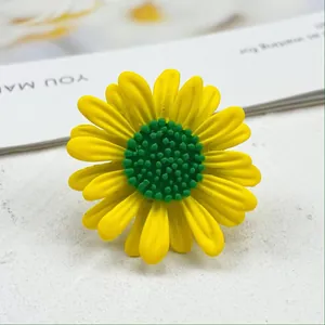 Minimalistische gelbe Gänseblümchen-Brosche für Mode-Accessoires