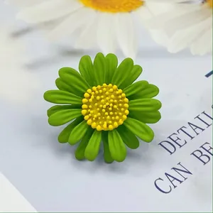 Elegante grüne Gänseblümchen-Blumenbrosche mit gelbem Kern zur Kleidungsdekoration