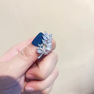 Detaillierte Nahaufnahme einer funkelnden Zirkonia-Blattbrosche für elegantes Styling.