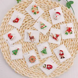 Detailansicht festlicher Weihnachtsbrosche-Kollektion mit Rentier- und Nikolausmotiven