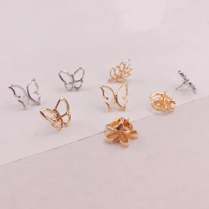 Detailansicht verschiedener Mini-Schmetterlings- und Blattnadeln in Gold- und Silberoptik