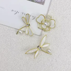 Elegantes Set aus goldener Libelle und Blumenschalenbrosche mit Perlen für Damen