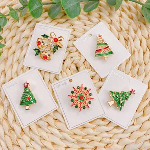 Detaillierte Ansicht festlicher Weihnachts-Emaille-Broschen mit Baum- und Schneeflockendesigns