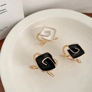 Elegante vergoldete quadratische Wirbel-Emaille-Seidenschal-Schnallen in Schwarz und Weiß