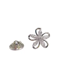 Eleganter Broschen-Pin in Blumenform im koreanischen Stil mit Zirkoniasteinen