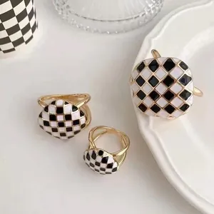Anneau d'Écharpe à Damiers Mode Boucle d'Écharpe Simple en Émail à Grille Noir et Blanc pour Femmes Accessoire de Maintien d'Écharpe en Soie