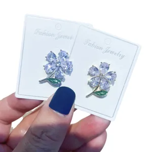 Hochwertige elegante Kupfer-Zirkon-Blumenbrosche mit grünem Blatt für Damen-Accessoires