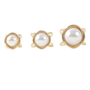 Elegante goldfarbene Schalringe mit weißen Perlen in drei vielseitigen Größen für Damen