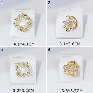 Vier elegante Perlenbroschen in Gold mit detaillierten Maßangaben für jedes Design