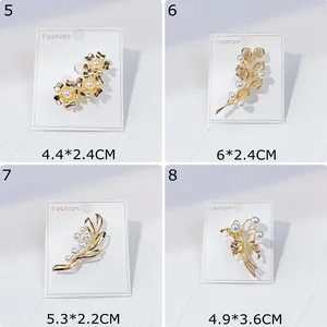 Set mit vier Perlenbroschen in Goldblumen- und Blattdesign mit Maßangaben