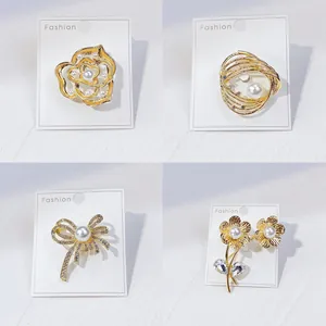Elegantes Set aus goldfarbenen Perlenbroschen mit Kristallakzenten für Damenmode.
