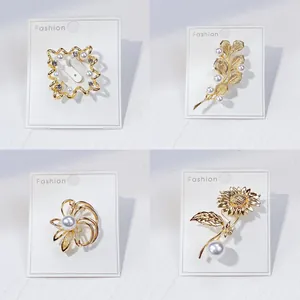 Elegante goldene Perlenbroschen im Set mit Sonnenblumen- und Blattdesign.