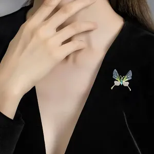 Detalle de un broche de mariposa translúcido de lujo sobre una prenda de terciopelo