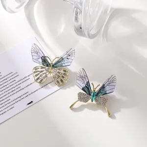 Primer plano detallado de broches de mariposa traslúcidos con acentos de circón brillante
