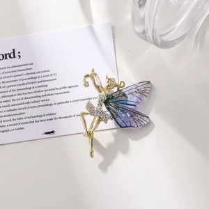 Primer plano de un elegante broche de mariposa con alas púrpuras y cristales brillantes.