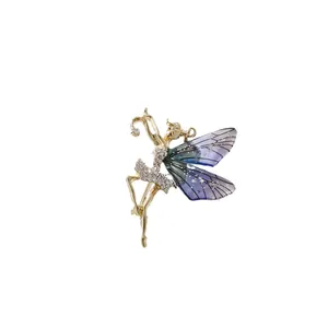 Elegante broche de hada con alas translúcidas en color violeta y azul con acabado de oro