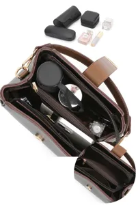 Vista detallada del interior espacioso de un bolso bandolera grande para mujer con secciones.