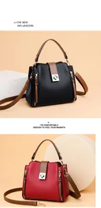 Vista detallada de bolsos cubo de moda en cuero granulado de colores negro y rojo