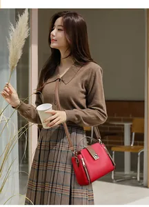 Elegante bolso de hombro tipo cubo en cuero rojo para mujer con logo de canguro.