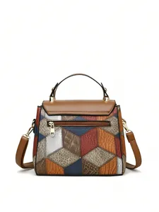 Vista detallada de un bolso de mano de cuero de moda con patrón de patchwork geométrico