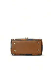 Vista inferior de un bolso tipo cubo de patchwork con cuatro pies metálicos dorados