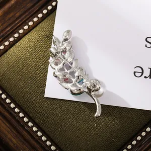 Rückansicht einer eleganten Kristallblatt-Brosche mit Perle und bunten Edelsteinen