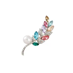 Elegante blattförmige Brosche für Damen mit bunten Kristallen und einer weißen Perle