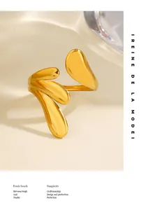 Primer plano de un anillo abierto de acero dorado con diseño orgánico de varias gotas