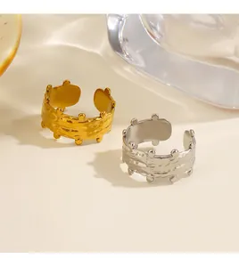 Detailansicht von Edelstahlringen mit Hammerschlagstruktur in Gold und Silberoptik