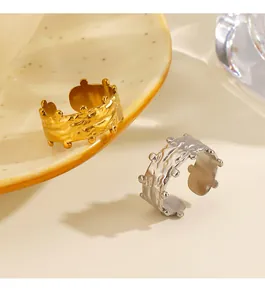 Detailansicht von gehümmerten Edelstahlringen in Gold- und Silberoptik mit Textur.