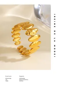 Nahaufnahme eines goldenen Edelstahlrings mit olivförmiger Hammerschlag-Struktur