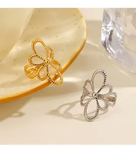 Detailansicht von hohlen Blumenringen in Gold und Silber mit Textur