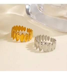 Detailansicht der gold- und silberfarbenen Edelstahlringe mit gehämmerter Olivenstruktur.