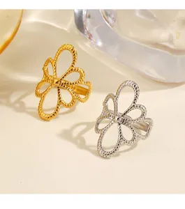 Nahaufnahme von vintage Edelstahl-Blumenringen mit Textur in Gold und Silber.