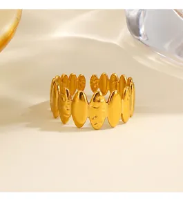 Detailaufnahme eines goldenen Edelstahlrings mit einzigartiger gehammerter Oliven-Textur