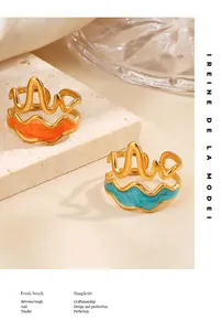 Detailaufnahme von zweilagigen Wellenringen mit Emaille auf goldfarbenem Edelstahl.
