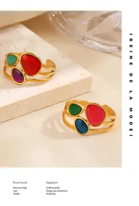 Vista detallada de anillos de acero inoxidable con esmalte de colores