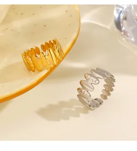 Detailaufnahme von olivförmigen gehämmerten Edelstahlringen in Gold- und Silbertönen
