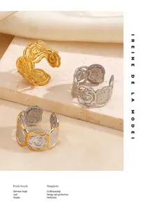 Detailweergave van vintage roestvrijstalen ringen met rozenreliëf en textuur