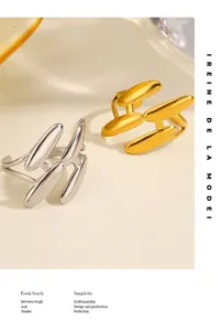 Detailansicht gold- und silberfarbener Edelstahlringe im mehrlagigen Oval-Design.