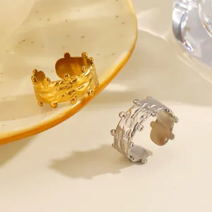 Vintage-Ring aus Edelstahl mit Hammerschlag-Textur und Punkt-Akzenten in Gold und Silber