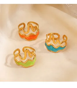 Detailansicht der gewellten Emaille-Edelstahlringe in den Farben Orange, Blau und Grün