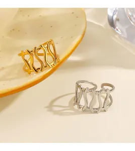 Detailopname van goud- en zilverkleurige roestvrijstalen ringen met golvend motief