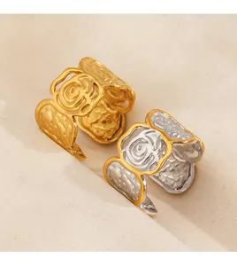 Detailopname van twee vintage ringen met rozenreliëf in goud- en zilverkleur